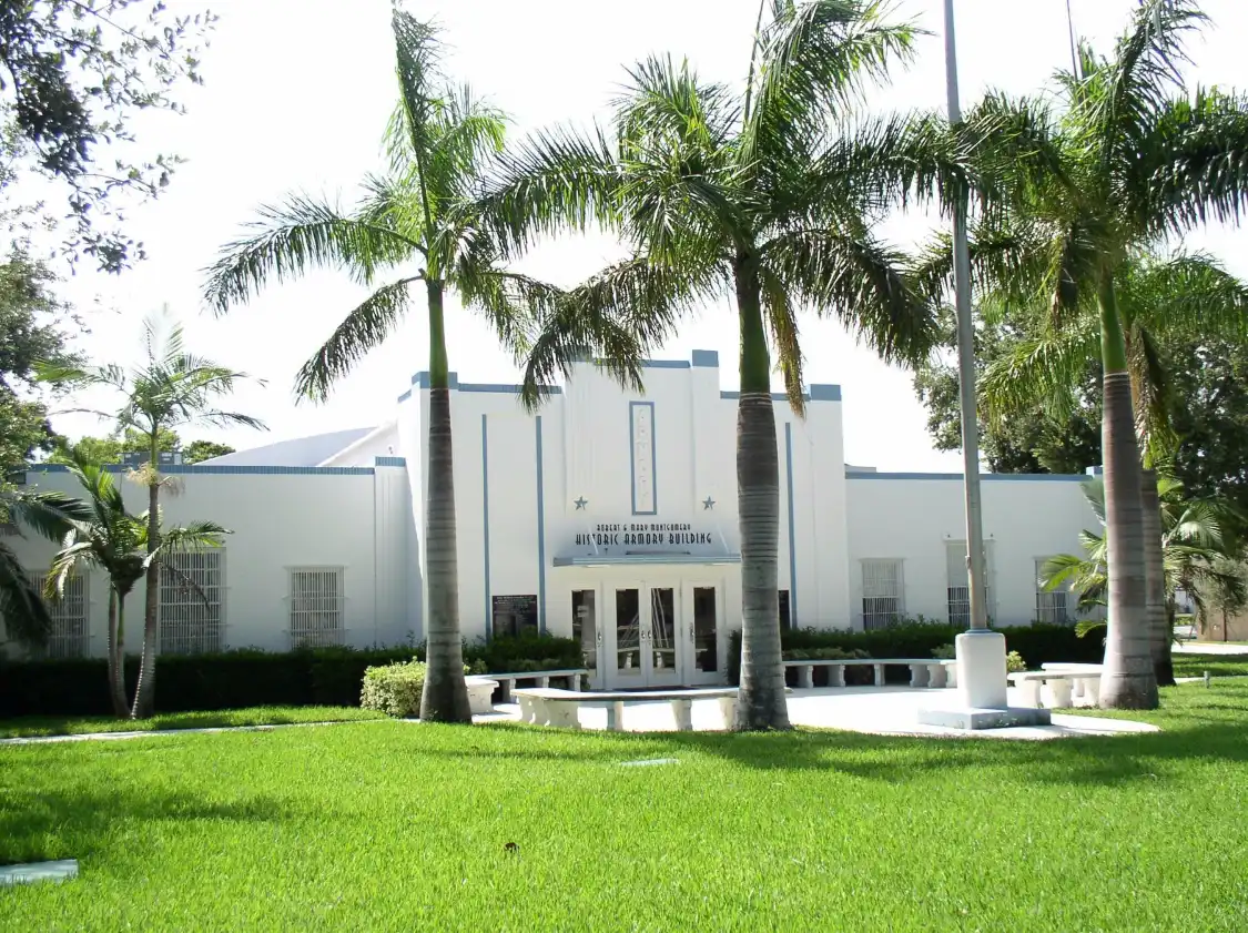 Các khách sạn gần The Armory Art Center
