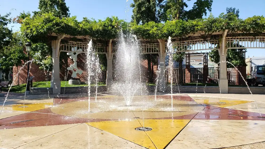 Hotels near Lizzie Fountain