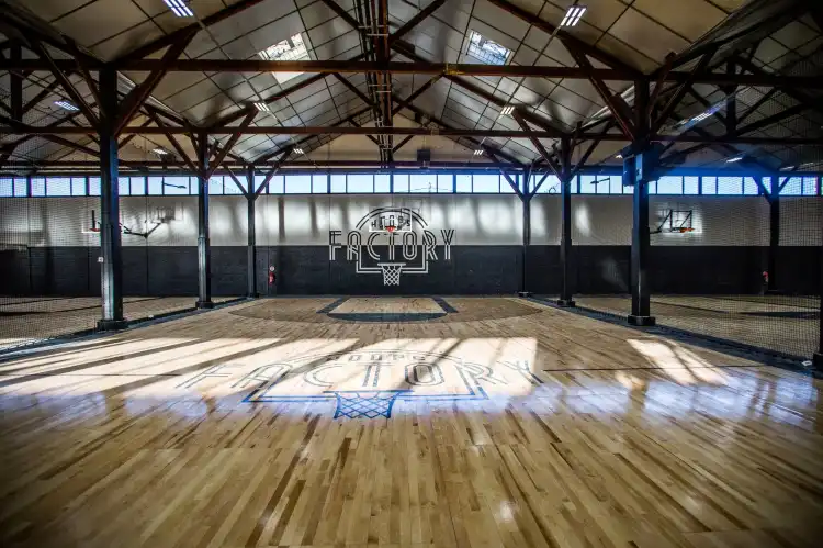 Hotel in zona Hoops Factory
