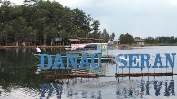 Tempat wisata danau seran