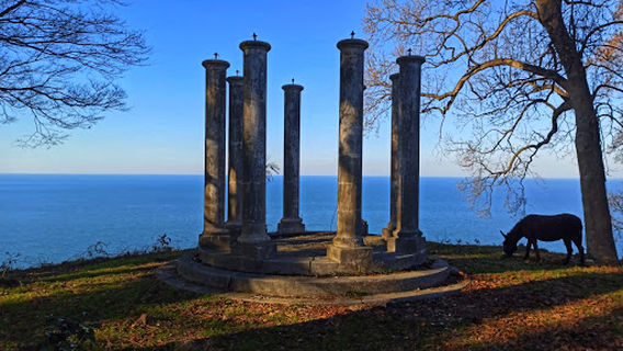 Colonnades with a view of the Fanchati sea