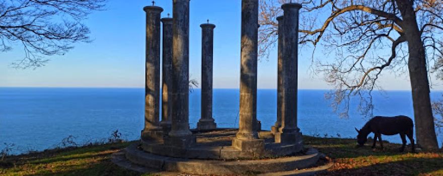 Colonnades with a view of the Fanchati sea