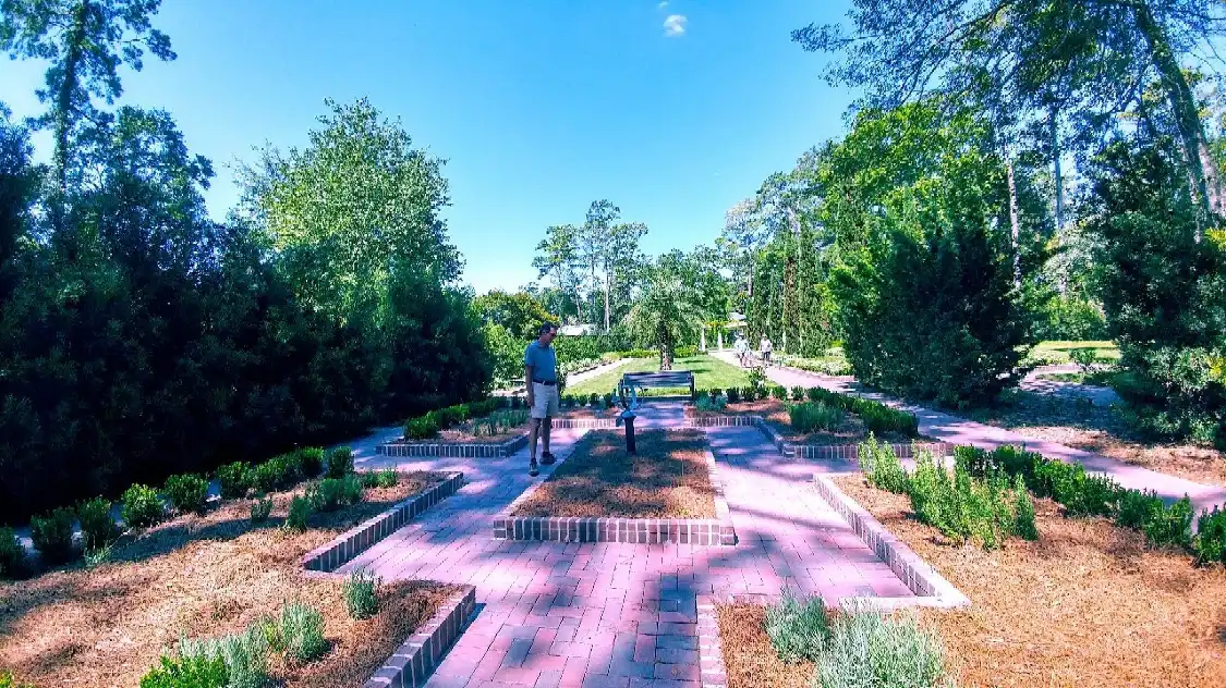 Hotel dekat Mercer Arboretum & Botanic Gardens