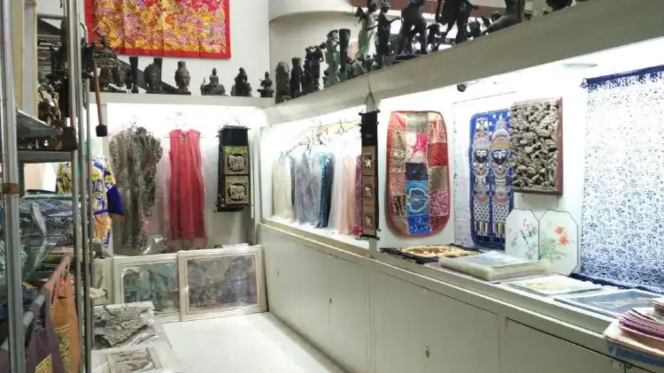 Hotels near Yahong Art Gallery