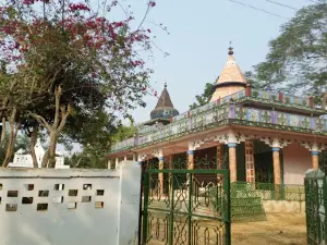 Trinaprabhu Mondir puthador