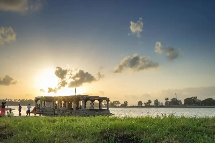 Các khách sạn gần Rankala Lake