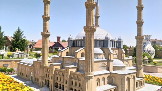 Around the World in 80 Thousand Park