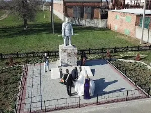 Памятник землякам