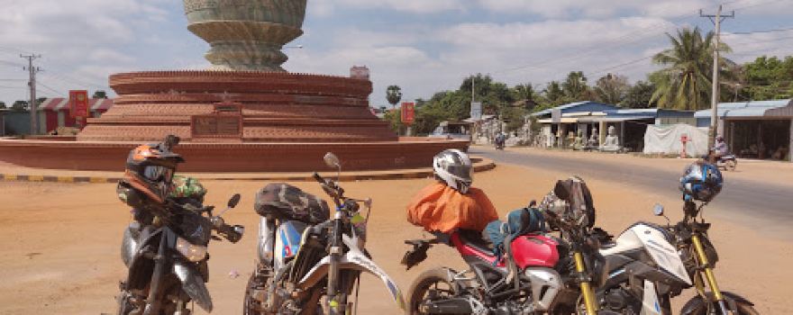Pursat Circle Statue - Rongvongmol Ptel