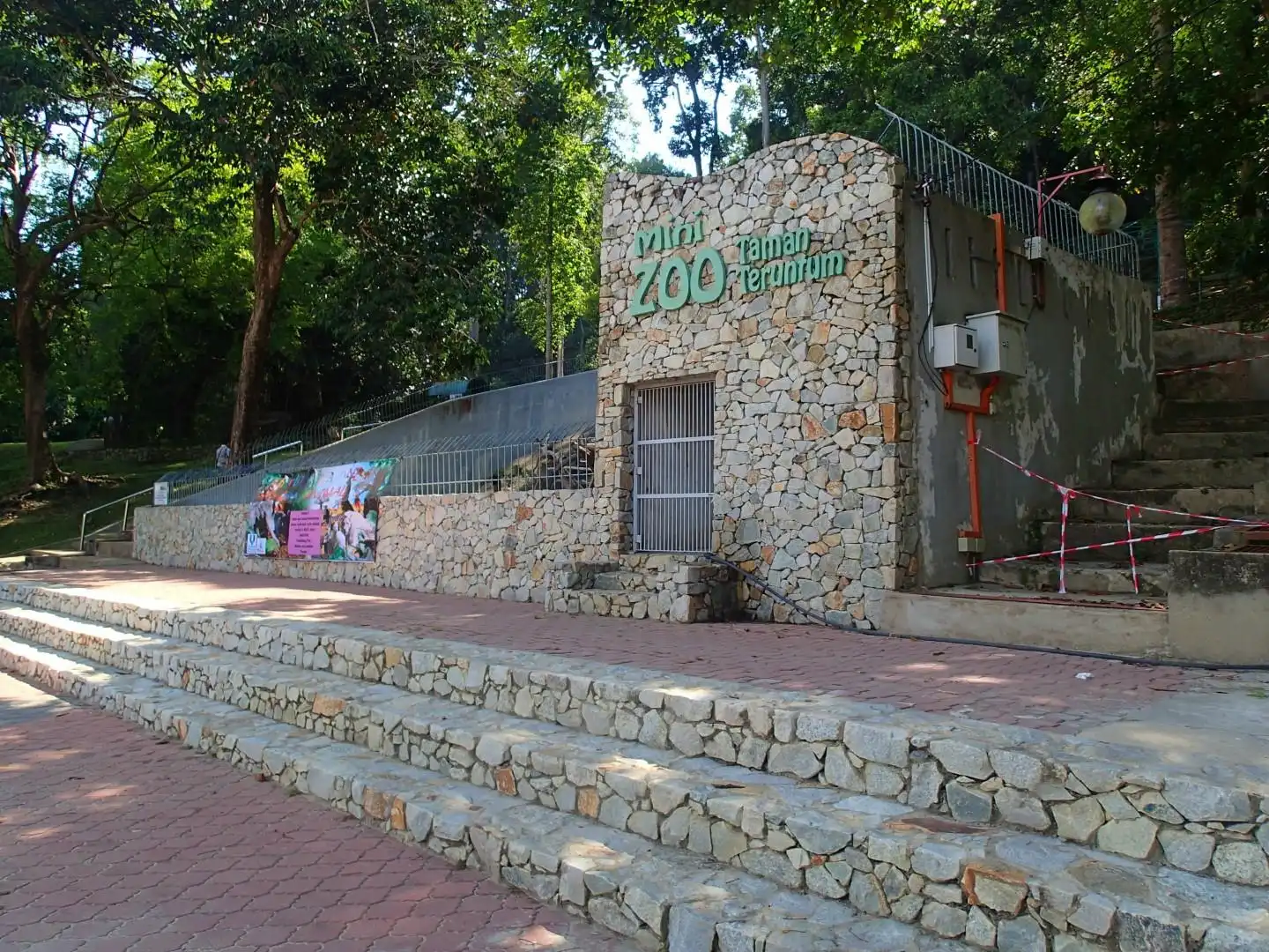 Hotels near Zoo Teruntum