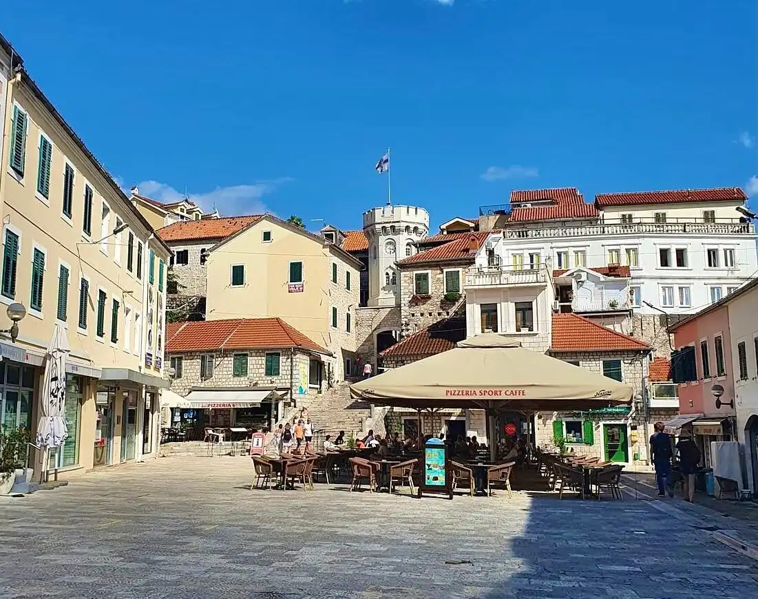 Hotels near Nikola Djurkovic Square