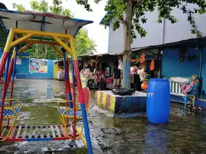 Kolam Renang Mercedes