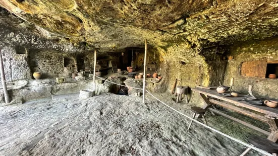 Roque Saint-Christophe Fort et Cite Troglodytiques