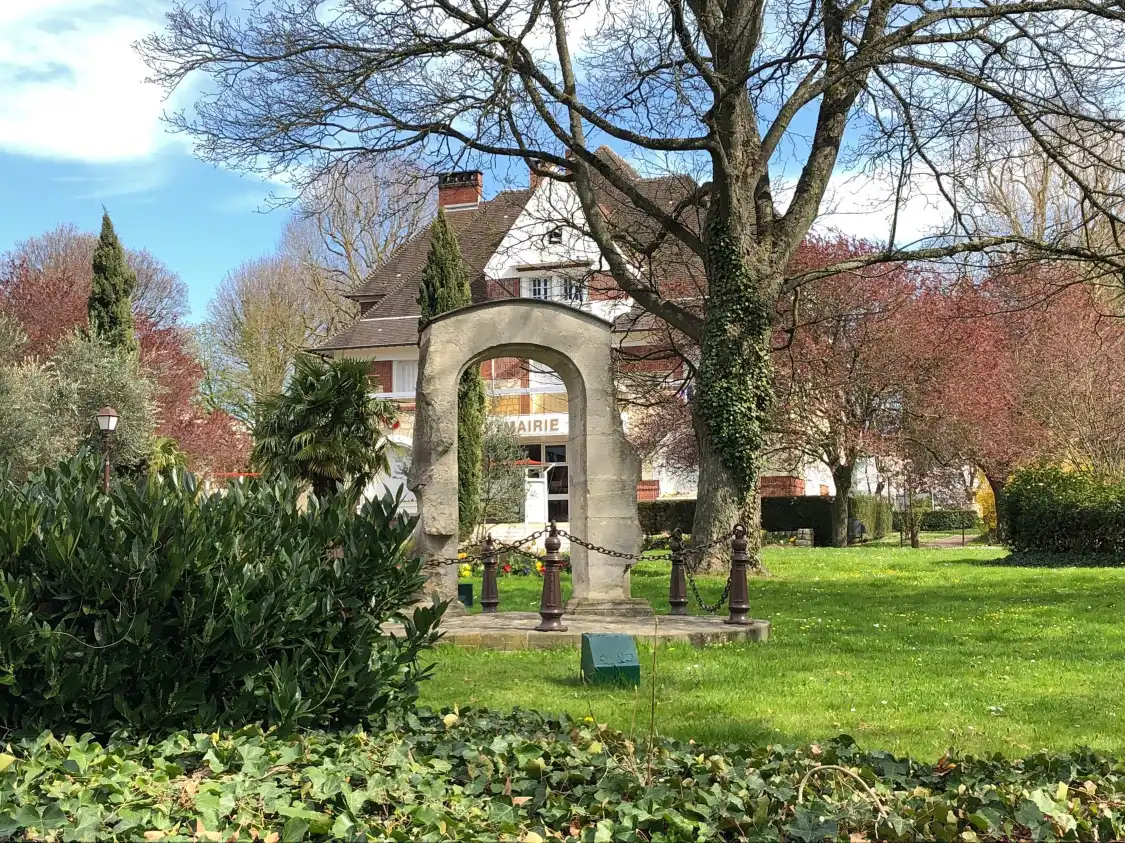 Hotels near Les Vestiges du Castle de Roissy-en-France