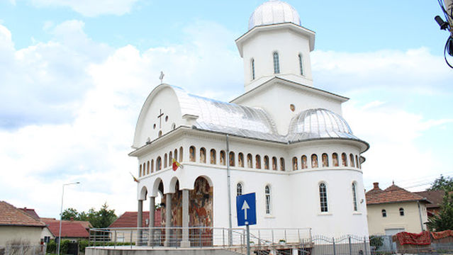 Biserica Sfinții Apostoli Petru şi Pavel