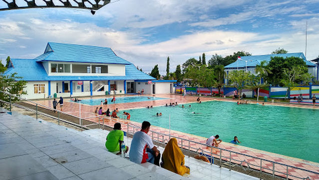 Kolam Renang Tirta Kandilo