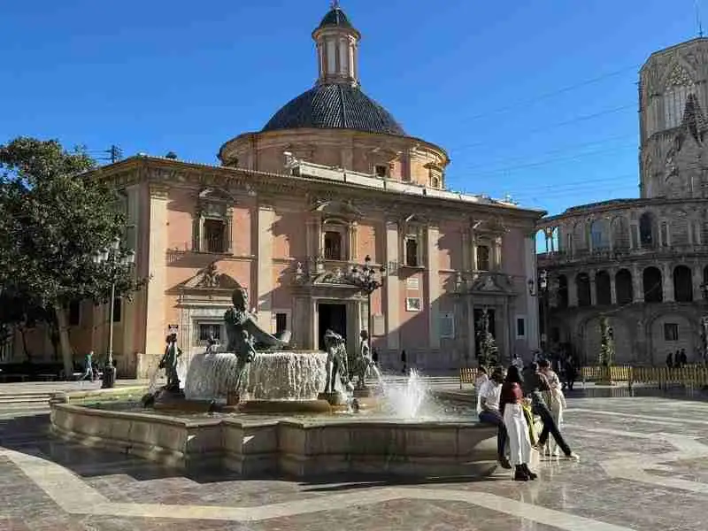 2_Queen's square