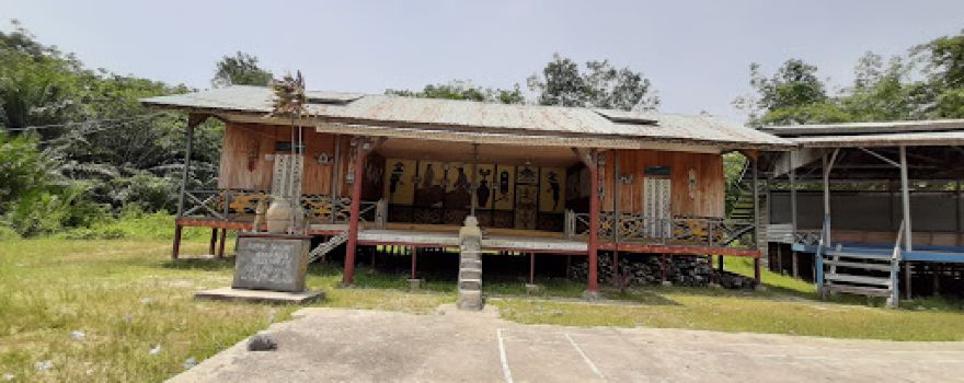 Rumah Adat Dayak Pelanjau
