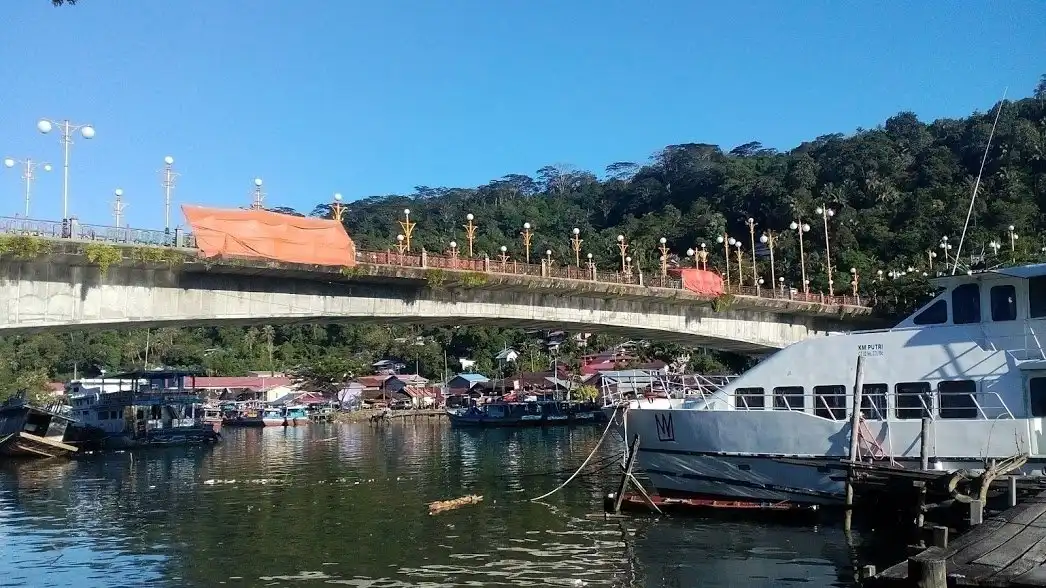 Hotels near Siti Nurbaya Bridge