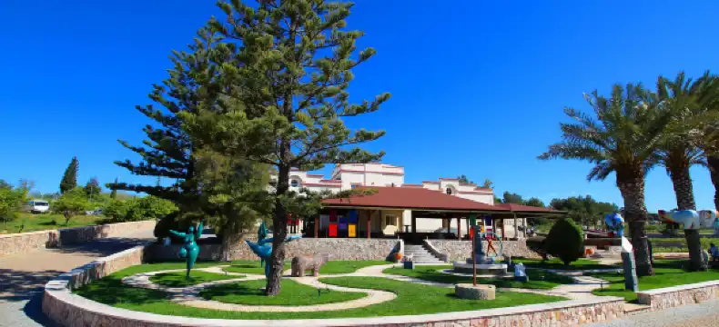 Hotels in Estombar