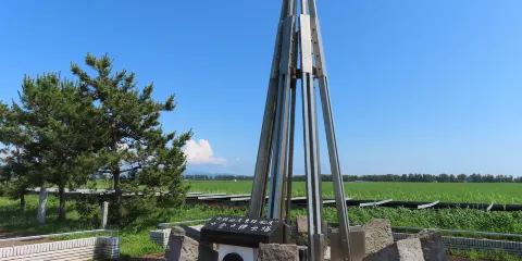 經緯度交會点標示塔(北緯40度、東經140度)