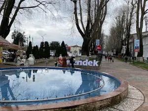 HENDEK ATATÜRK BÜSTÜ MEYDANI