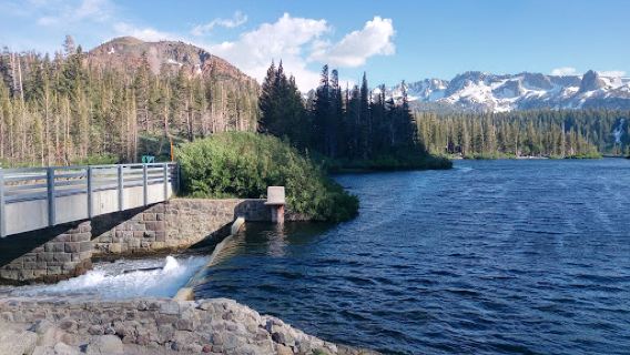 Lakes Basin Path / Horseshoe Lake Trailhead