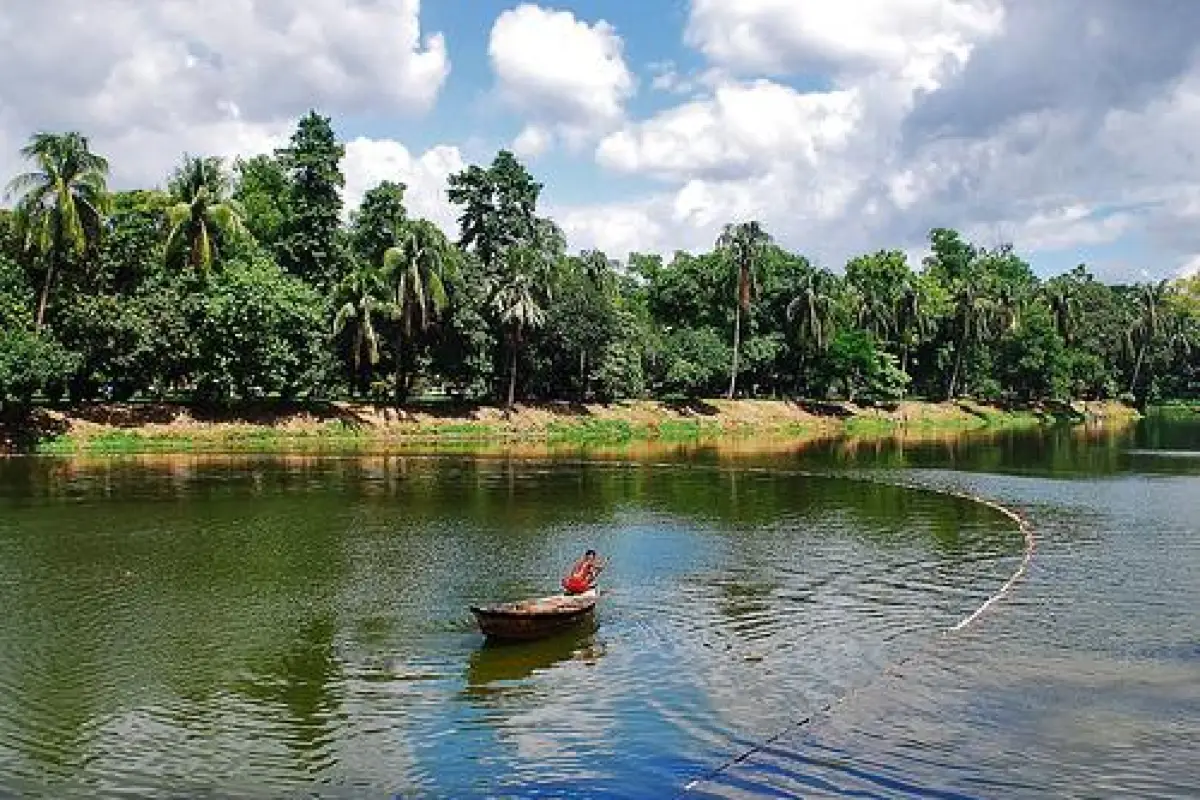 রমনা পার্কের লেকের দৃশ্য
