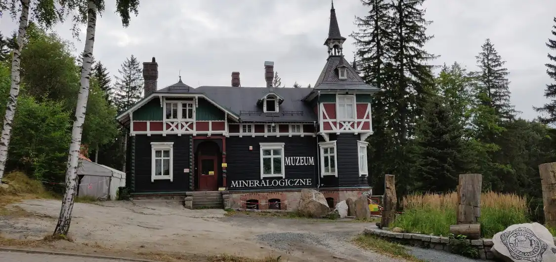 Hotels near Mineralogical Museum