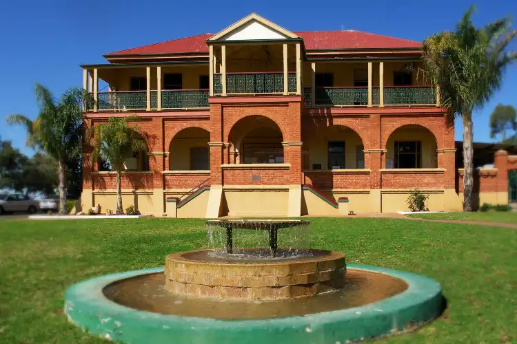 Hotels near Devil Rock