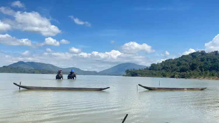 Hotels near Lak Lake