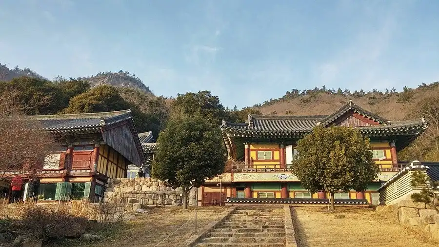 Các khách sạn gần Baeglyeonsa