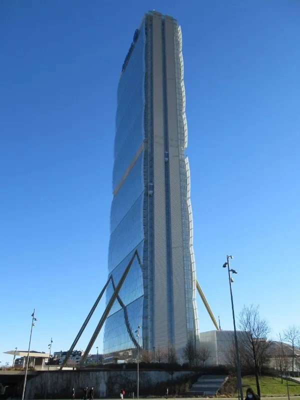 4_Torre Isozaki - The Straight One