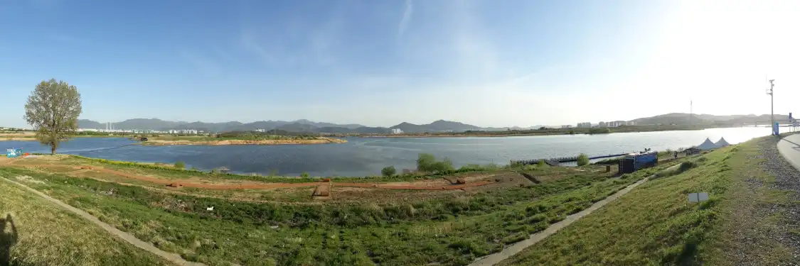 Các khách sạn gần The Arc