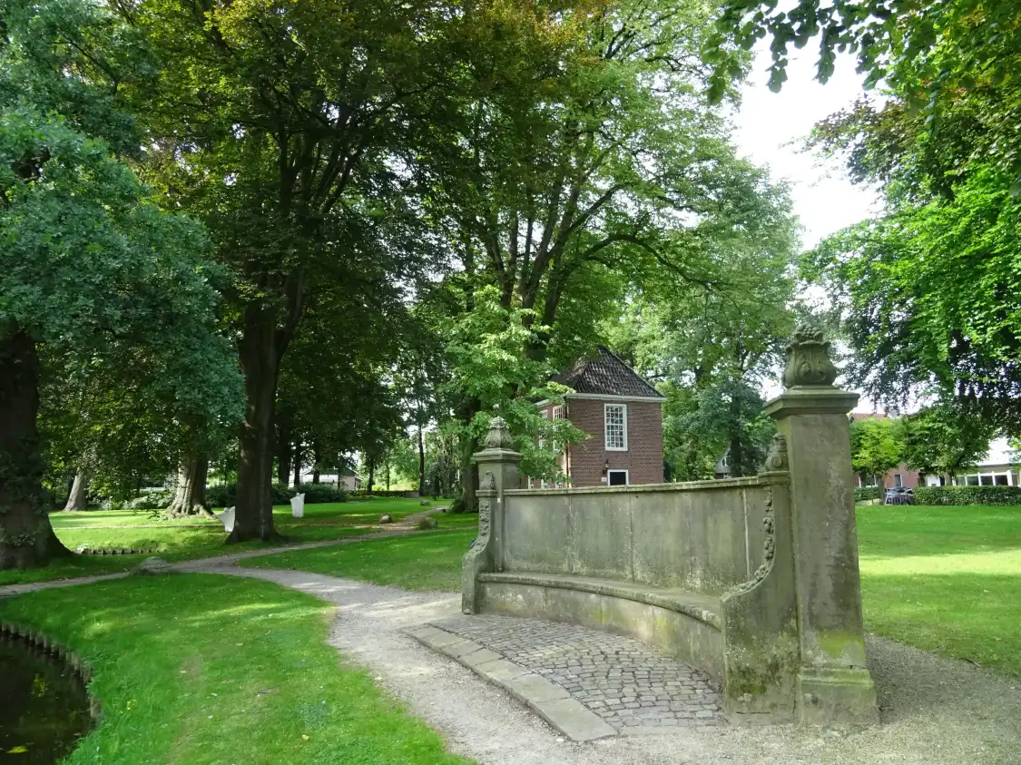 Zitbank gesitueerd in het Stadspark "Engels Tuin"附近的飯店