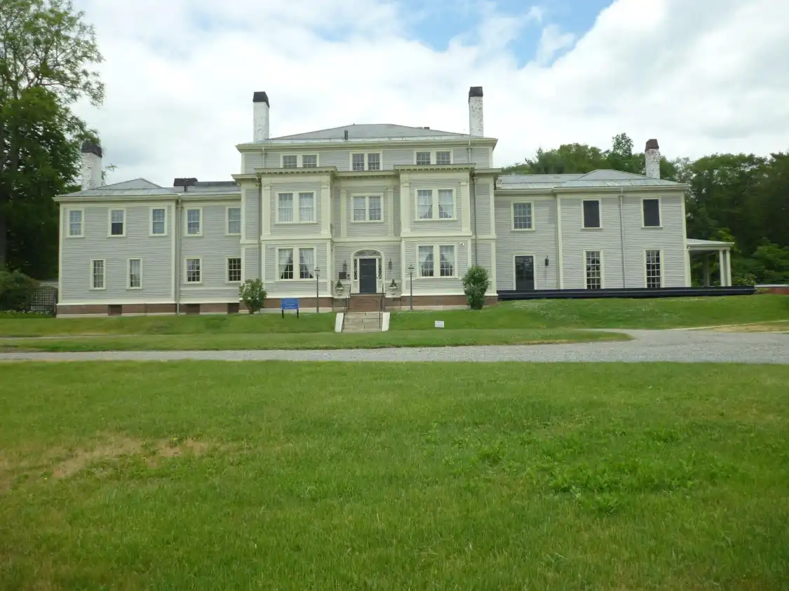 Hotels near Lyman Estate Greenhouses