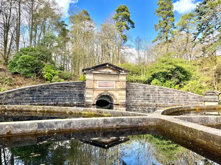 Hotels near Cairns Church