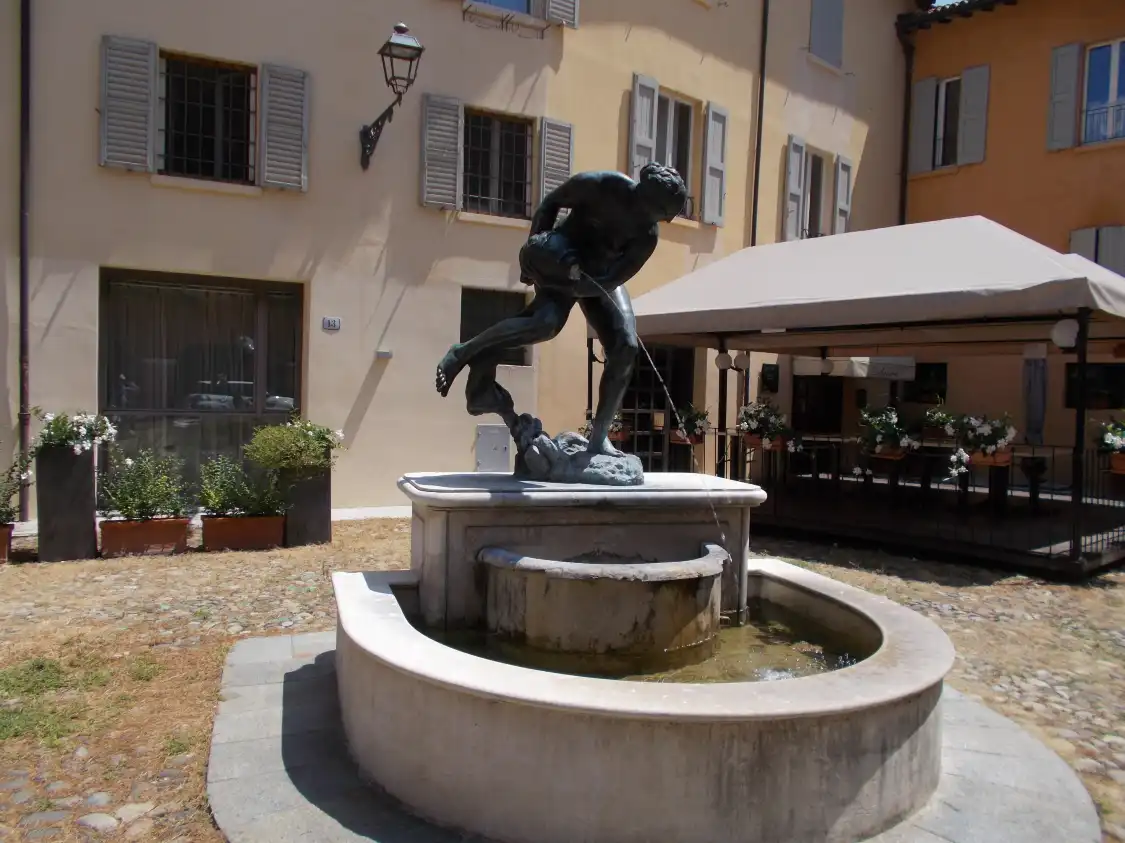 Các khách sạn gần Fontana della Ninfa