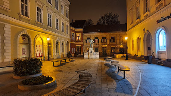 Country Apple statue