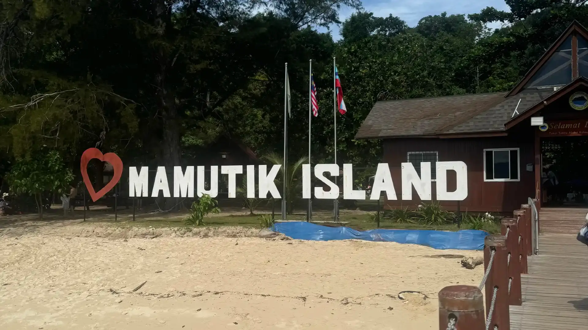 Hotels near Manutik Island