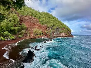 Kaihalulu Red Sand Beach