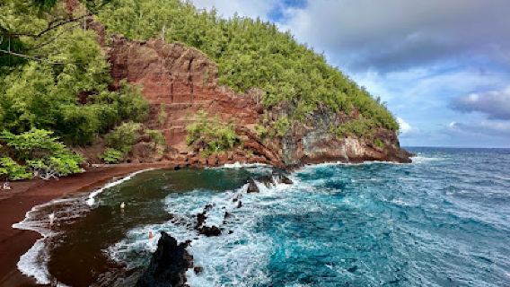 Kaihalulu Red Sand Beach
