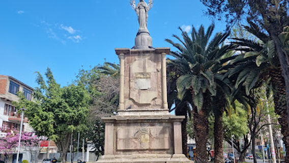 Plazuela Corazonistas / Guzman Quiton