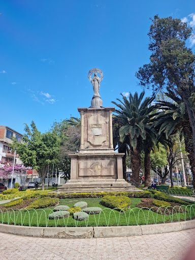 Plazuela Corazonistas / Guzman Quiton