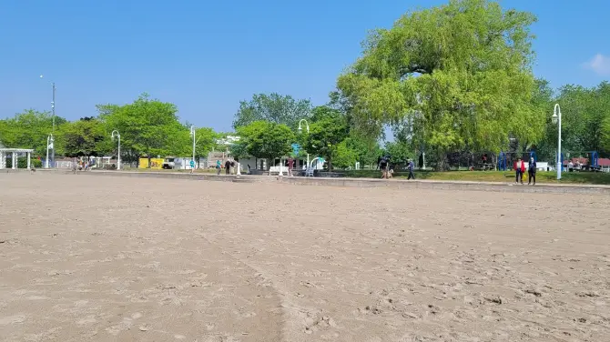 2_Cobourg Beach
