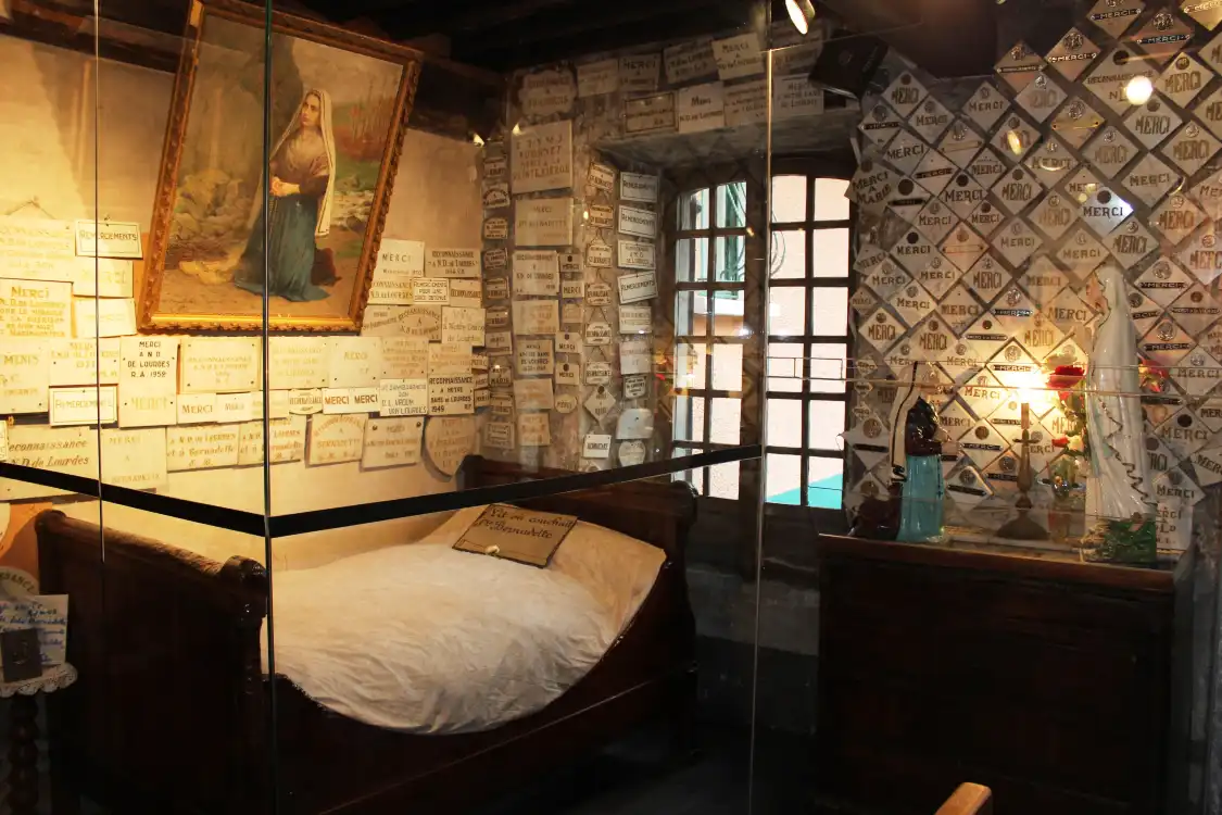 Отели рядом с достопримечательностью «Maison Paternelle de Sainte Bernadette»