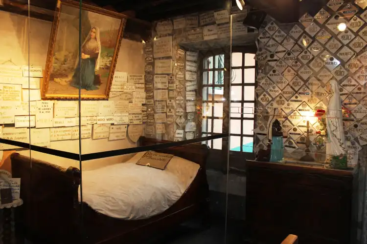 Hotel dekat Maison Paternelle de Sainte Bernadette