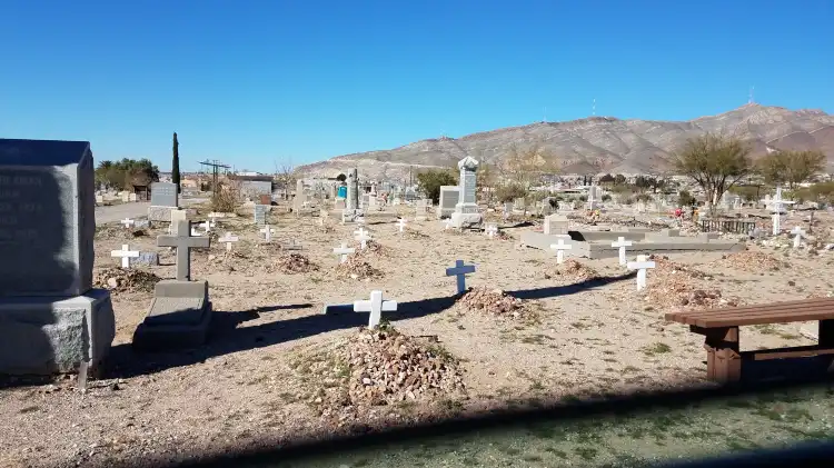 Hotels near Concordia Cemetery