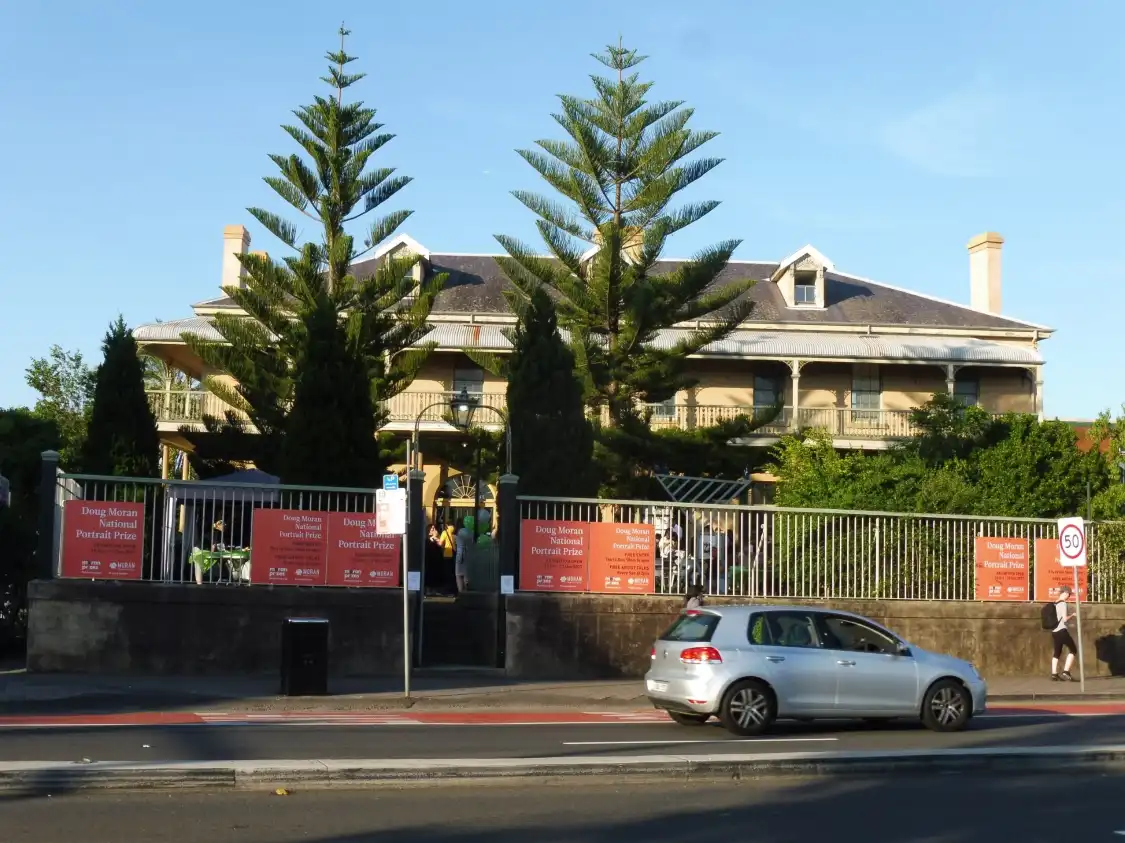 주니퍼 홀 주변 호텔