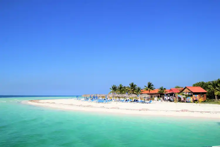 Hotels near Cayo Blanco